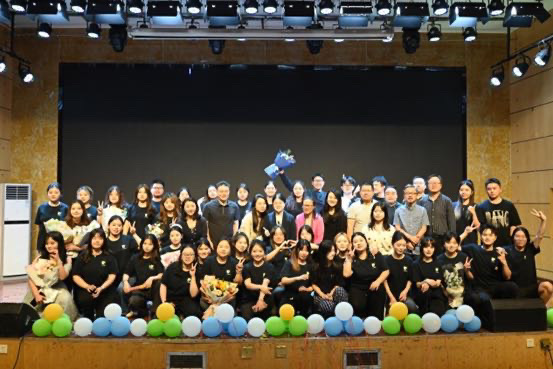 太阳集团tyc151树达学院2022级广电编导展映晚会合影。供稿单位供图